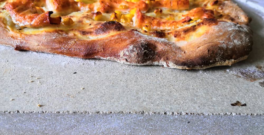 Pizza auf dem Cordieritstein von PUR Schamotte